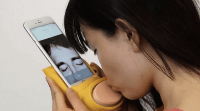 Der Kissenger steigert die Fake-Kussbilanz © mixedrealitylab.org Das ist übrigens der Kissenger, ein asiatisches Gadget, das die Kussiblanz steigern soll.